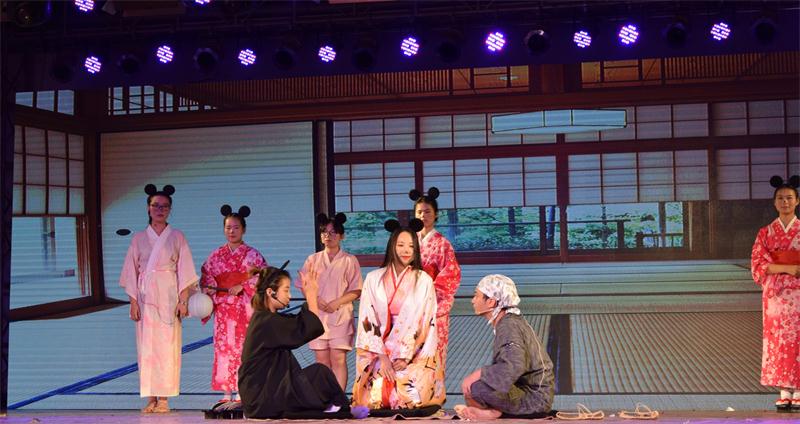 外国语学院《饭团滚啊滚》剧照(王嘉卫摄影).JPG