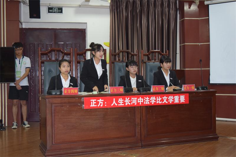 辩论赛决赛冠军队教科院(王嘉卫摄影).JPG